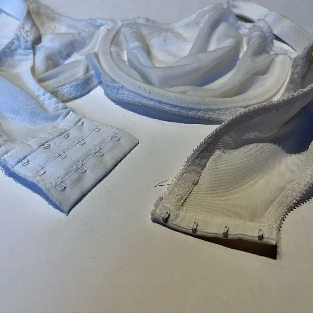 Bali Bra Whit 40D Underwire, not padded, wider adjustable straps